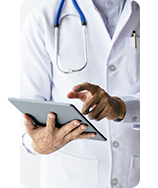 Médico com prancheta