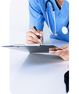 Médico com prancheta