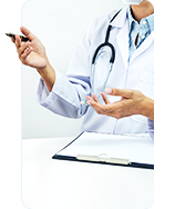 Médico com prancheta